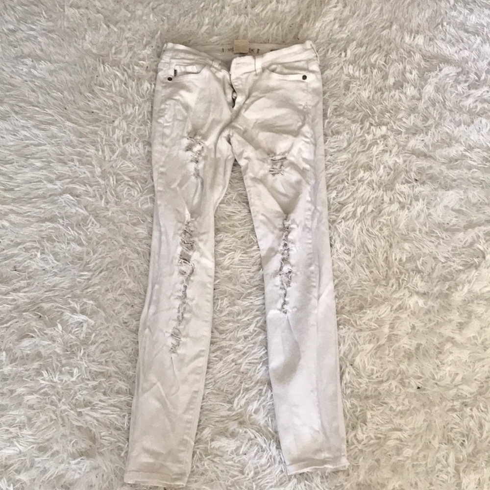 White distressed jeans